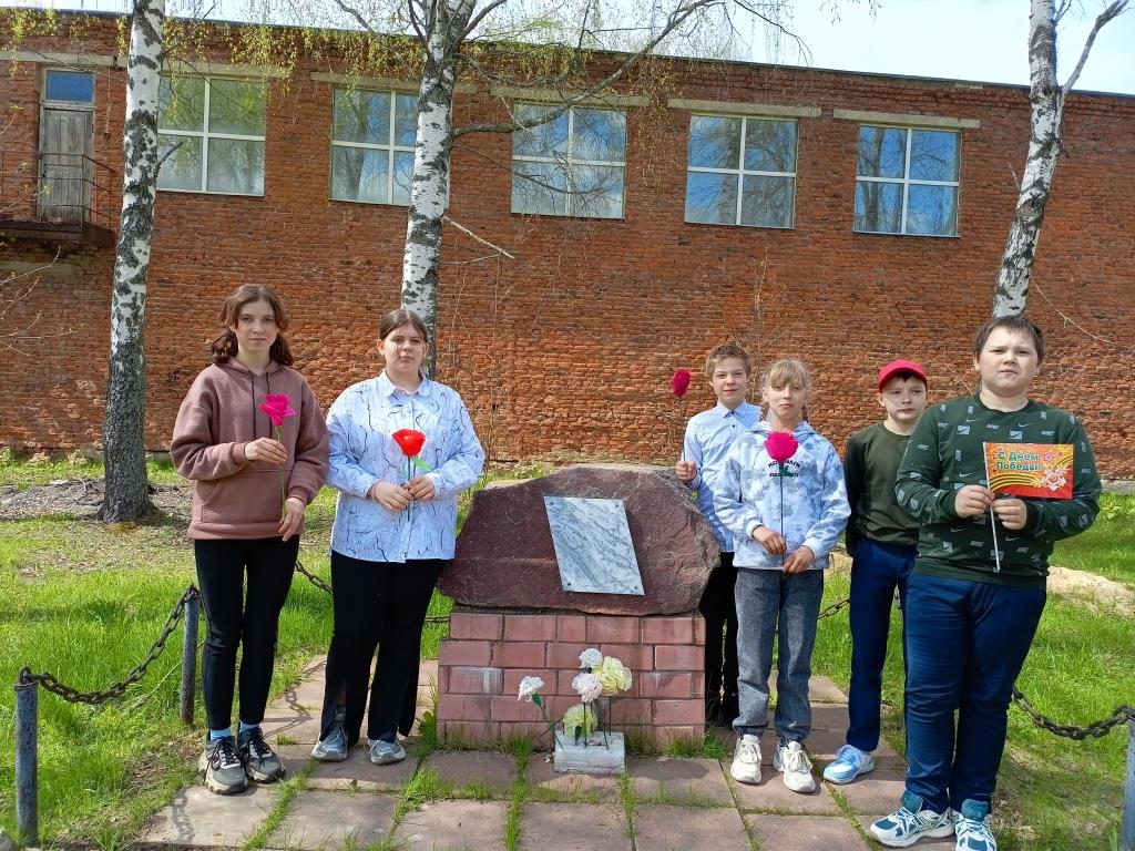 Обучающиеся МОУ &amp;quot;Илья-Высоковская школа&amp;quot; привели в порядок территорию и возложили цветы к памятнику учителей - участников Великой Отечественной войны.